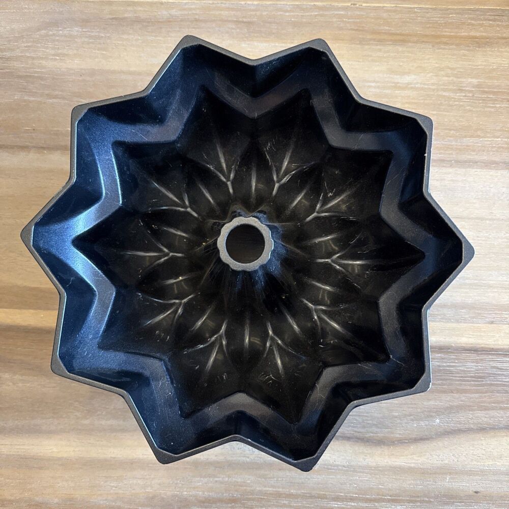 Lot of 2 Bundt Cake Pans Wilton Hearts Nordic Ware Geometric Non-Stick Aluminum - Picture 6 of 7